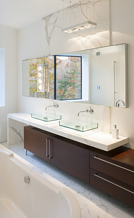 Difficult Run Home bath, built by Peterson and Collins Builders